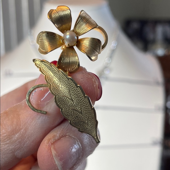 Elegant Gold Flower Brooch - Picture 6 of 6